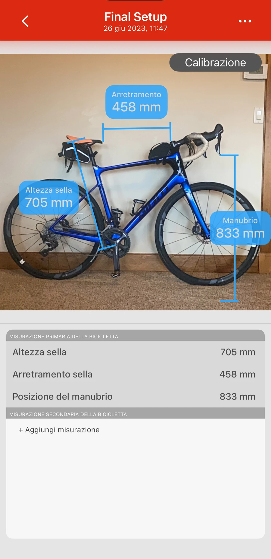 La schermata di misurazione della bici in Bike Fast Fit Elite: una bici fotografata con altezza sella, arretramento sella e posizione del manubrio segnati ed elencati