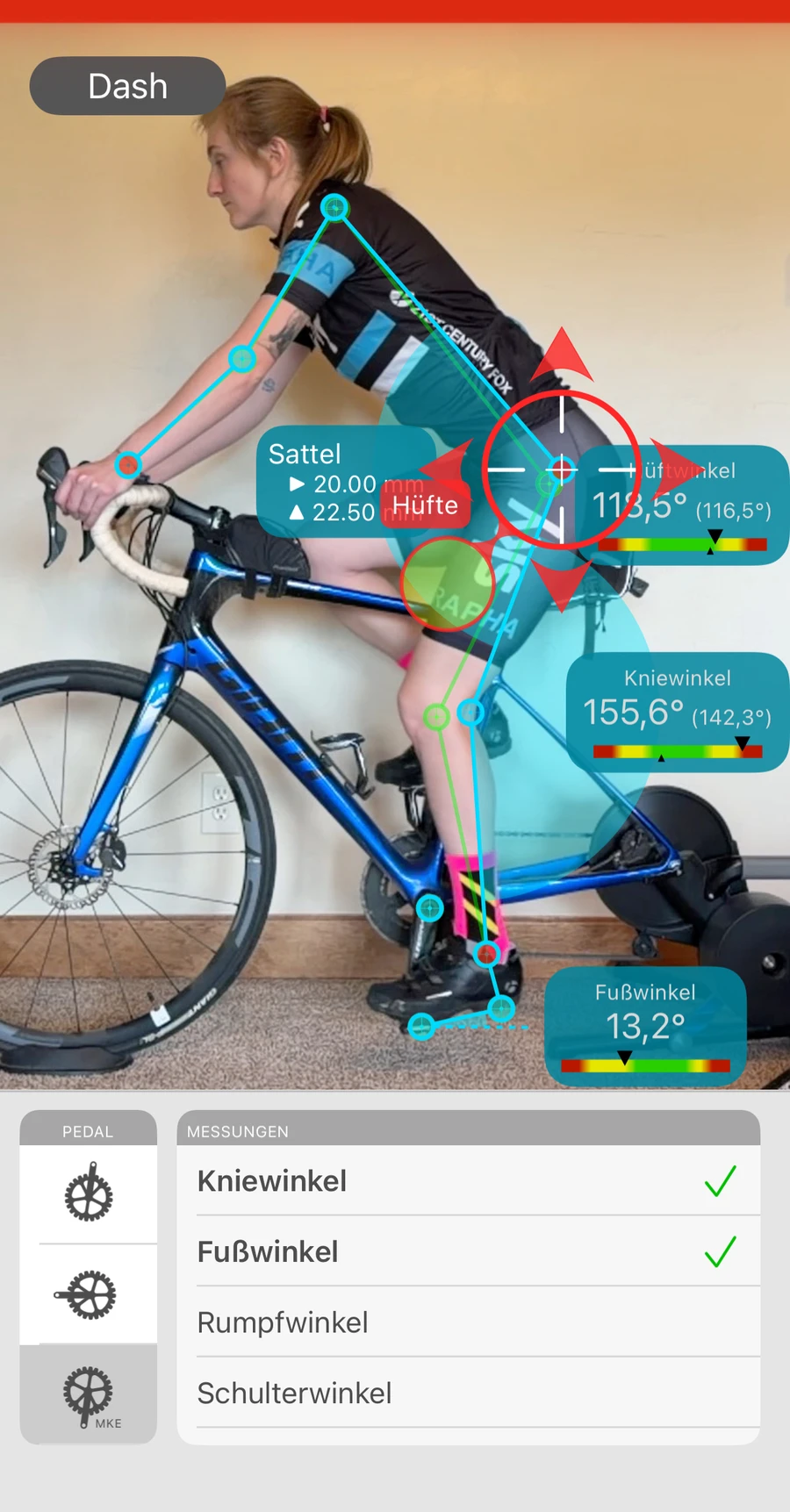 Mögliche Änderungen erkunden in Bike Fast Fit Elite: eine Sattelverschiebung in Millimetern, quer und nach oben oder unten, als Vorschau am getrackten Fahrer, der resultierende Kniewinkel neben dem Original