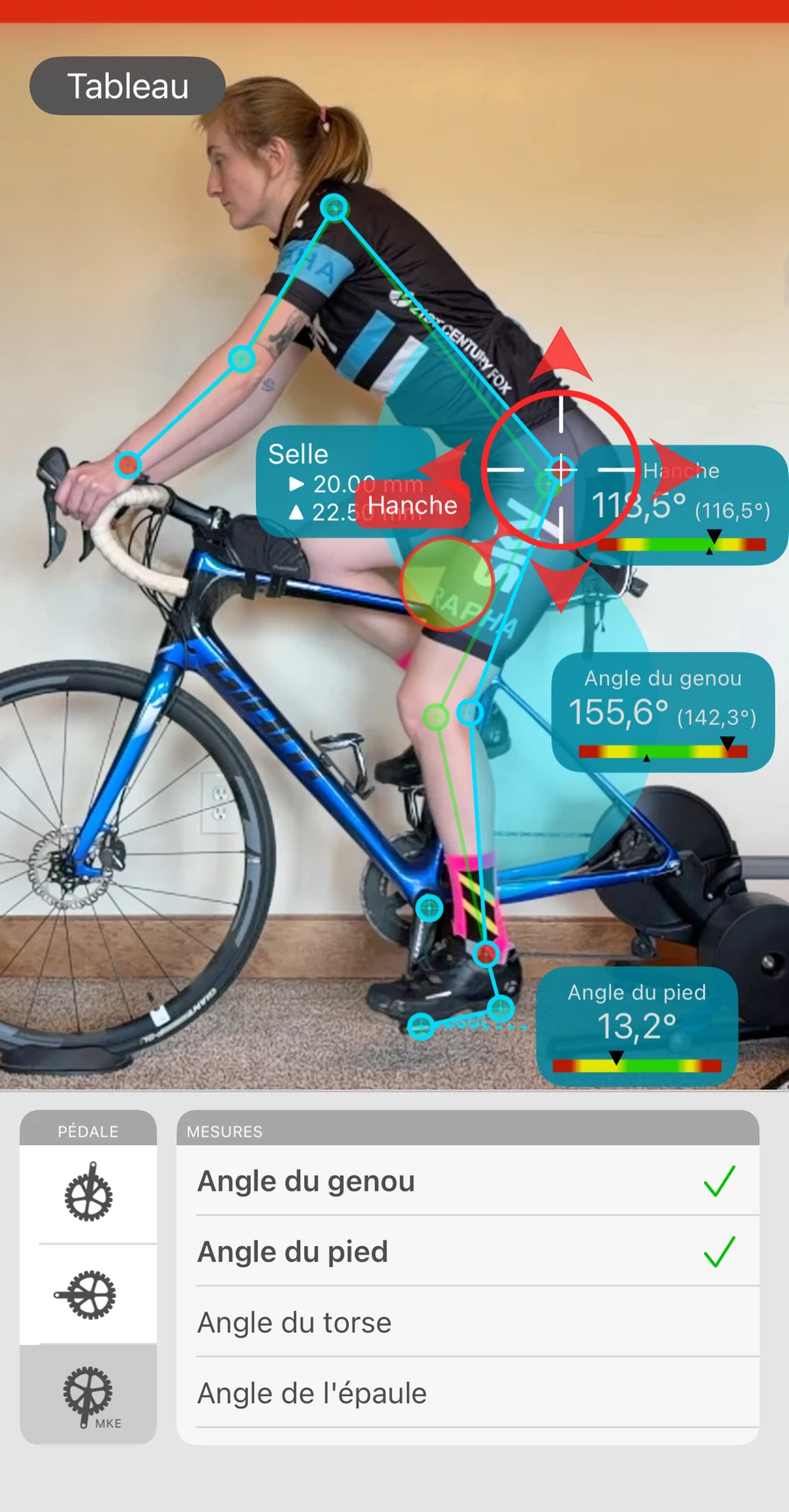 Explorer les changements dans Bike Fast Fit Elite : un déplacement de selle en millimètres, à l'horizontale et vers le haut ou vers le bas, prévisualisé sur un cycliste suivi, avec l'angle du genou obtenu à côté de l'original