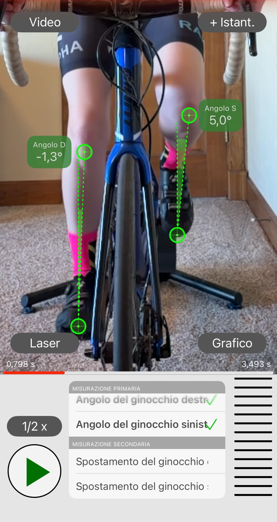 La registrazione frontale di Bike Fast Fit Elite traccia un ciclista di fronte, con gli angoli del ginocchio sinistro e destro letti su ciascuna gamba