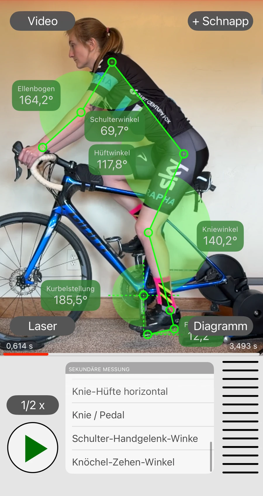 Bike Fast Fit Elite zeigt sechs Winkel gleichzeitig an einem getrackten Fahrer, Ellenbogen, Schulter, Hüfte, Knie, Kurbelstellung und Fuß, darunter die geöffnete Liste der Zusatzmessungen