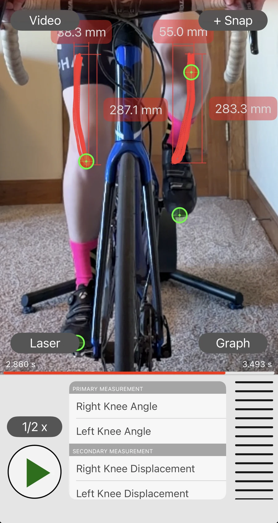 Bike Fast Fit Elite Trace on a front-view recording: the path of each knee drawn in red through the pedal stroke, with knee displacement figures alongside and the measurement list showing knee angle and knee displacement