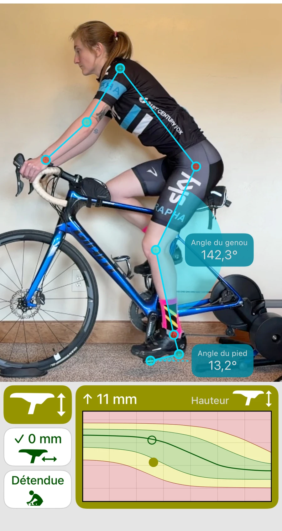 Bike Fast Fit EZ affiche un cycliste suivi avec une lecture de l'angle du genou et une recommandation de hauteur de selle en millimètres, vers le haut ou vers le bas