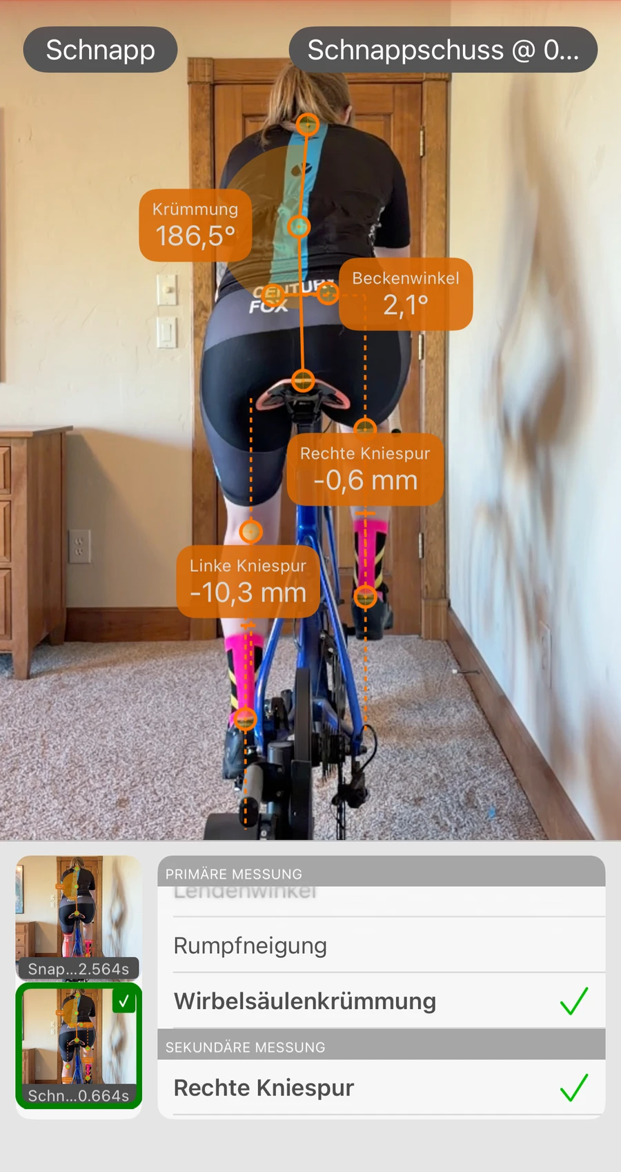 Die Rückansicht-Analyse in Bike Fast Fit Pro: ein Fahrer von hinten getrackt, mit der seitlichen Kniebewegung links und rechts in Millimetern, Beckenwinkel und Rückenbeugung am Frame abgelesen, darunter die geöffnete Messliste