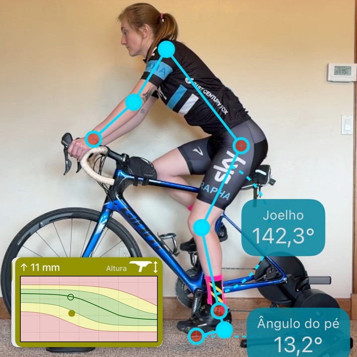 Um ciclista detetado com leituras dos ângulos do joelho e do pé, ao lado da recomendação da Bike Fast Fit EZ para subir ou baixar o selim em milímetros